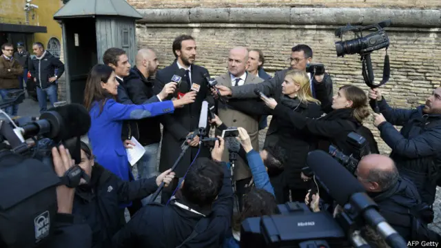 Fittipaldi'ye uzatılan mikrofonlar, davanın çektiği ilginin göstergesi.