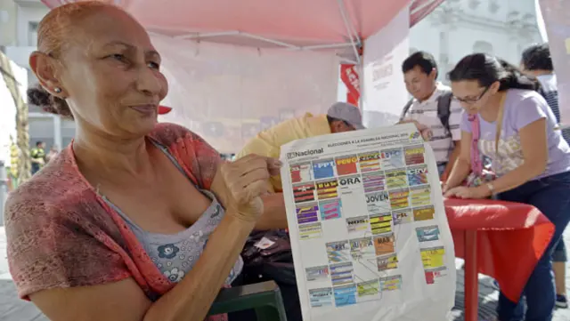 Mujer muestra el tarjetón