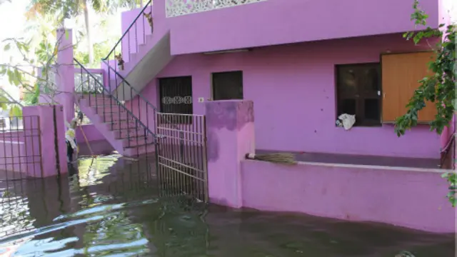 பல இடங்களில் வெள்ள நீர் வீடுகளில் புகுந்துள்ளன.