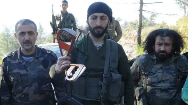 ترکمان باغی شامی قصبے یمادی میں روسی پائلٹ کے پیراشوٹ کے ممکنہ ٹکڑے کے ساتھ دکھائی دیے