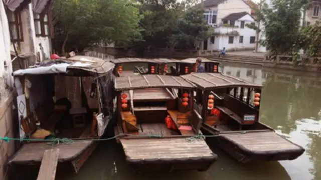 يمكن أن ينعم زوار سوجو بالتجوال في قنواتها المائية على متن أحد هذه القوارب 