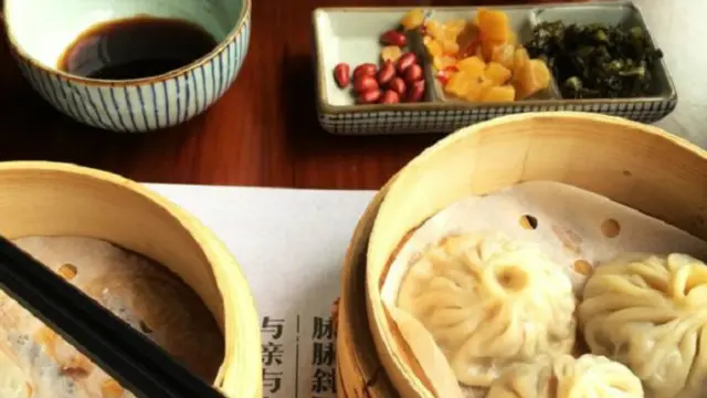 تشكل الفطائر التقليدية التي تُعد مع الحساء والمعروفة باسم "جيانولباو" وجبة مفضلة في سوجو 