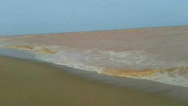 Praia, tida como 'quarta melhor do país' para surfar está interditada