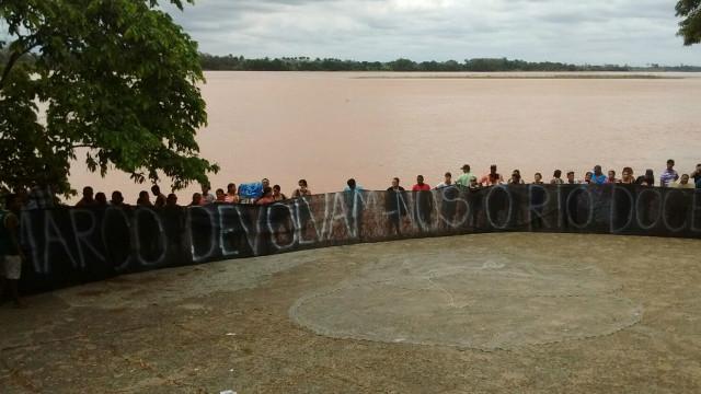 Pescadores pedem: "Devolvam-nos o Rio Doce"