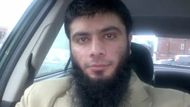 اعتقل نصير أول مرة في بريطانيا في عام 2009 مع 11 رجلاً للاشتباه بتخطيطهم لشن هجمات على مركز للتسوق في مدينة مانشتستر.