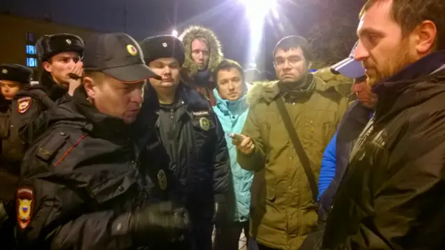 Водители общаются с полицией