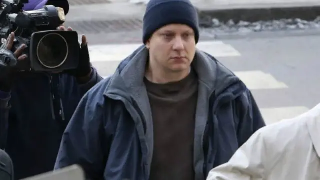 ملزم پولیس اہلکار کے مطابق نوجوان نے اپنے ہاتھ میں موجود چُھری پھینکنے سے انکار کر دیا تھا اور انھیں اس سے خطرہ محسوس ہوا تھا