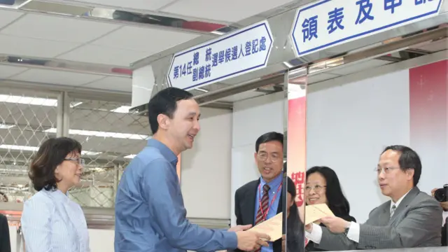 国民党总统参选人朱立伦和副总统参选人王如玄星期三（11月25日）上午前往中央选举委员会，登记参选正、副总统。