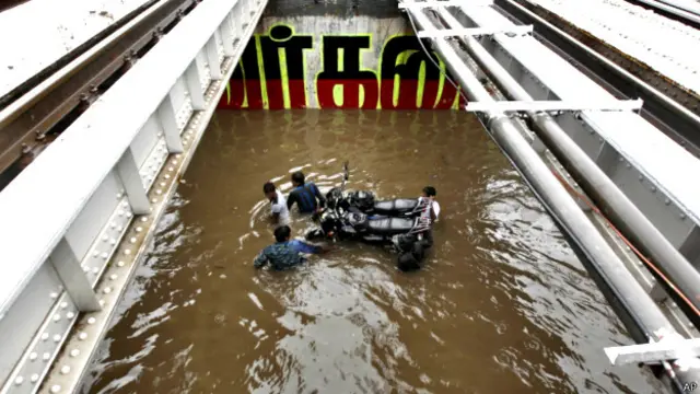 نقل و حمل کے ذرائع بری طرح متاثر ہوئے ہیں