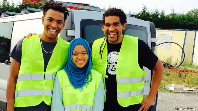 Shafirra Gayatri bersama relawan lain di kamp.