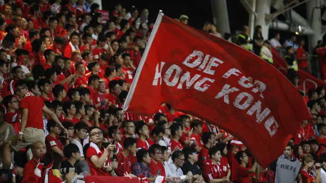 香港球迷在看台上舉起旗幟