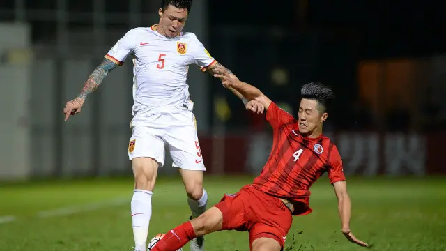 香港隊球員白鶴（右）攔截中國隊後衛張琳芃