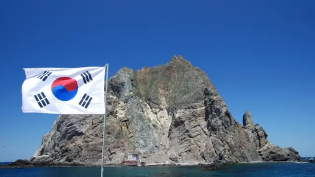 Bãi đá Liancourt, còn gọi là quần đảo Dokdo, là một loạt các đảo nhỏ xíu do Hàn Quốc kiểm soát từ 1952 (Ảnh: Wikipedia/Ulleungdont/CC BY 2.0)