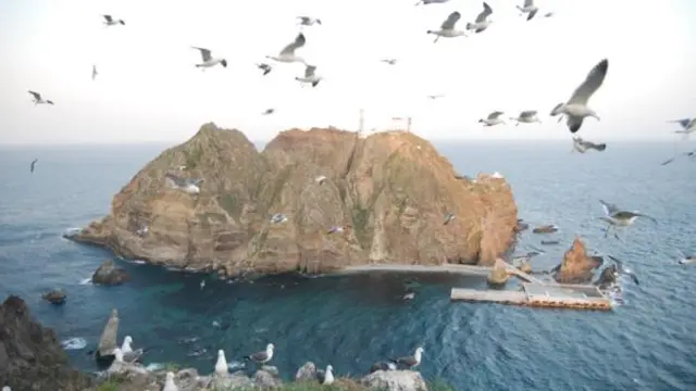 Những mỏn đá hoang sơ lạnh giá hay lãnh thổ có giá trị? (Credit: Wikipedia/Ulleungdont/CC BY 2.0)