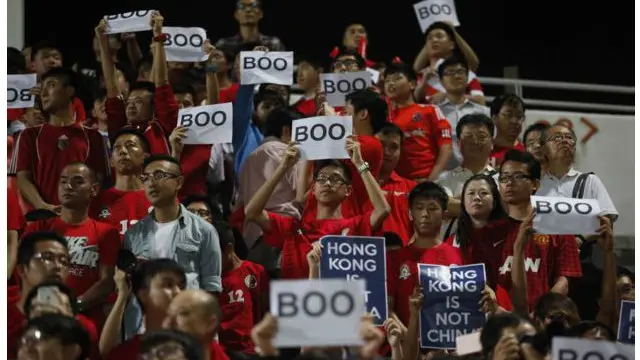 Ejekan tertulis terhadap lagu kebangsaan Cina, saat laga Hong Kong VS Qatar, September lalu.