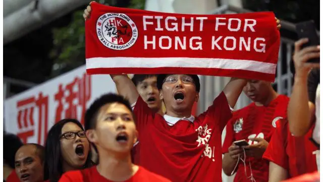 Suporter suarakan protesnya saat pertandingan bola.