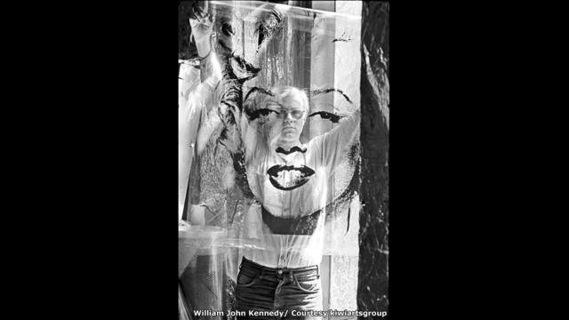 William John Kennedy | Andy Warhol mira un acetato empleado para sus famosas pinturas sobre Marilyn Monroe, 1964.