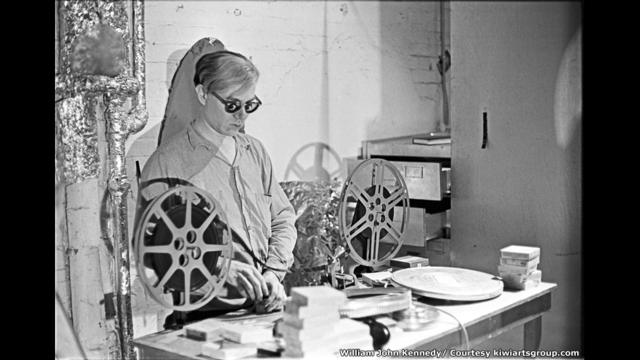 Andy Warhol editando película. Foto: William John Kennedy