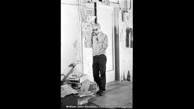 Warhol habla en el teléfono de su estudio, por William John Kennedy