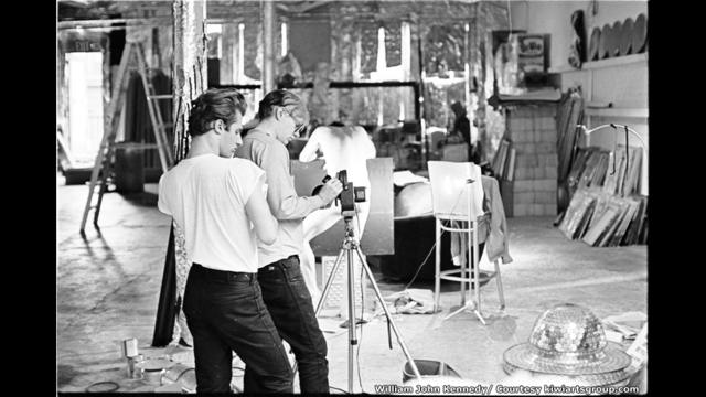 Andy Warhol filmando en Factory, Nueva York, con Gerard Malanga y Taylor Mead
