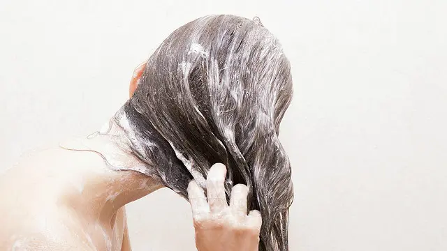 Миття волосся
