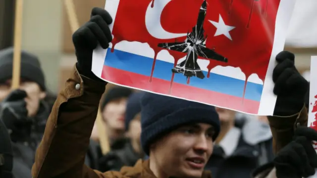 Người Nga biểu tình trước Đại sứ quán Thổ Nhĩ Kỳ ở Moscow