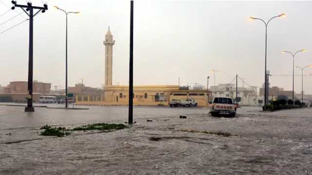 غمرت المياه مساحات شاسعة الى الغرب من العاصمة السعودية