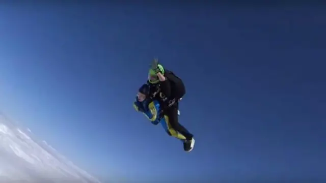 Холли во время прыжка с парашютом