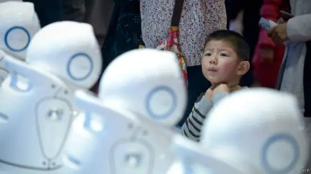 مستقبل کے دوستوں کے لیے ننھی آنکھوں میں حیرت عیاں ہے