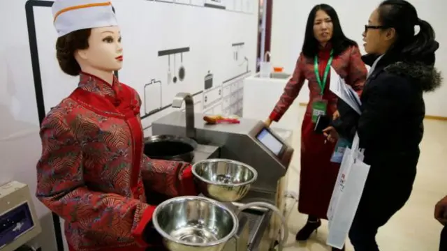 گو کے روبوٹس کی کوئی جنس نہیں ہوتی لیکن کچھ معاشرتی رویے بلے نہیں جا سکتے