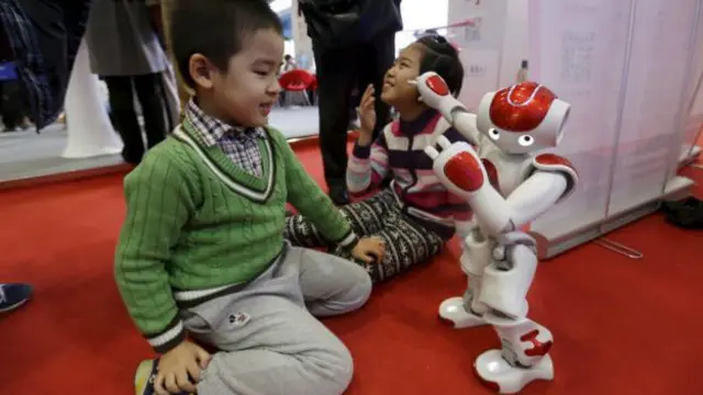 ننھا روبوٹ چینی گانے لٹل ایپل پر رقص کرتے ہوئے۔