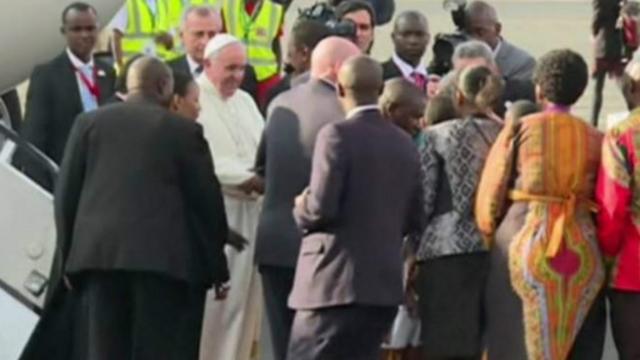 Papa Fransis yakiriwe na Perezida Uhuru Kenyatta n'abandi banyacyubahiro.