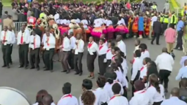 هزاران نفر با رقص و سرود از پاپ در فرودگاه نایروبی استقبال کردند