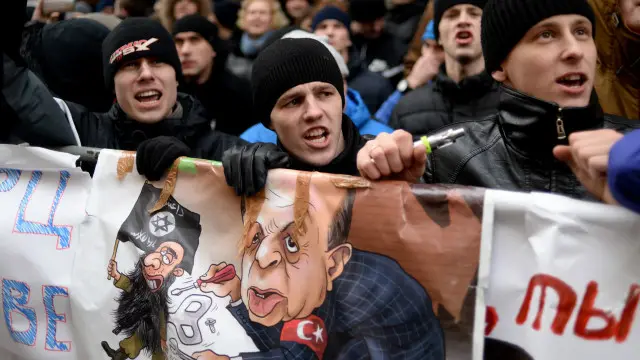 Người biểu tình Nga bên ngoài đại sứ quán Thổ Nhĩ Kỳ sau vụ việc bắn rơi phi cơ