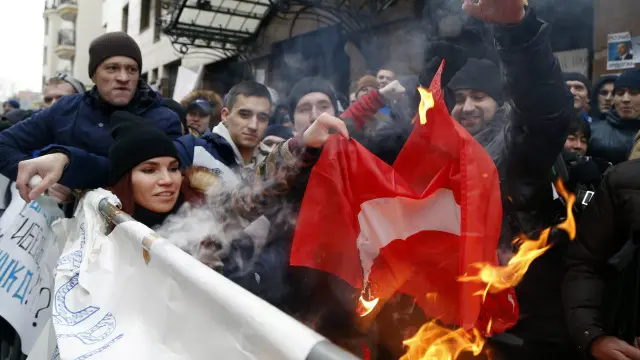 မော်စကိုမြို့က တူရကီ သံရုံးရှေ့မှာ ဆန့်ကျင် ဆန္ဒပြကြ။