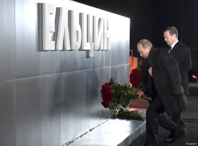 Владимир Путин и Дмитрий Медведев возлагают цветы к памятнику Борису Ельцину в Екатеринбурге 25 ноября 2015 г.