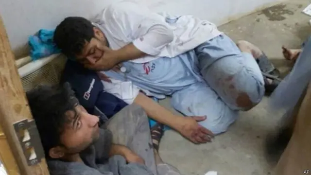 無國界醫生診所的職員在美軍轟炸中躲避