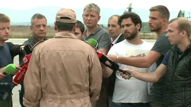 Kapten Konstantin Murakhtin memberikan keterangan kepada media Rusia di Suriah.