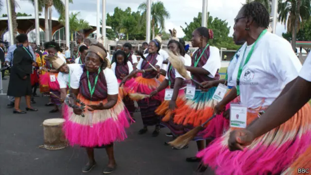 Alipotua uwanja wa ndege, Papa Francis alikaribishwa kwa nyimbo na makundi mbalimbali