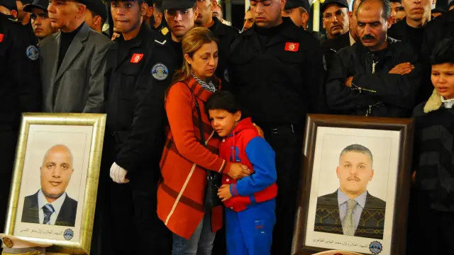 أسفر الهجوم عن مقتل 12 من حرس الرئاسة التونسية، وتتحرى السلطات عن هوية قتيل آخر يُعتقد أنه انتحاري نفذ العملية.