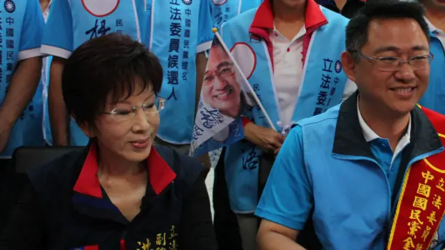 洪秀柱（图左）23日陪同国民党金门县立法委员参选人杨镇浯（图右）登记参选。