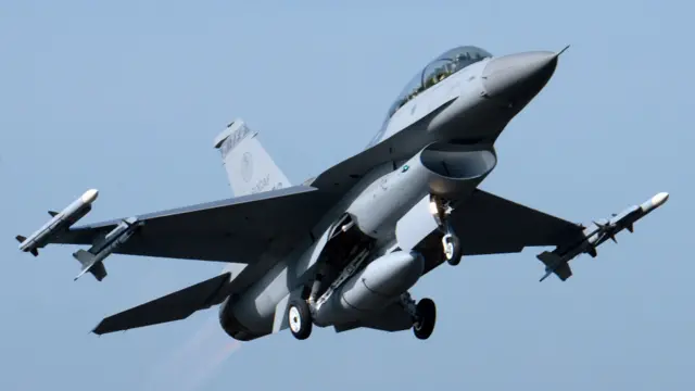 一架美国制F-16战斗机在台湾例行军事演习中起飞。(资料照片)