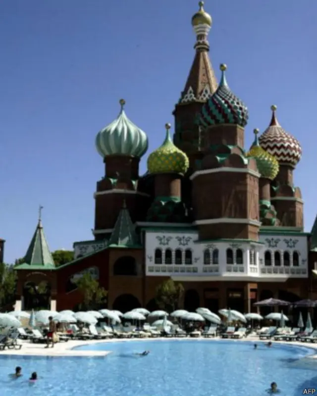 В Анталії російські туристи мали змогу плавати біля готелю - точної копії собору Василя Блаженного