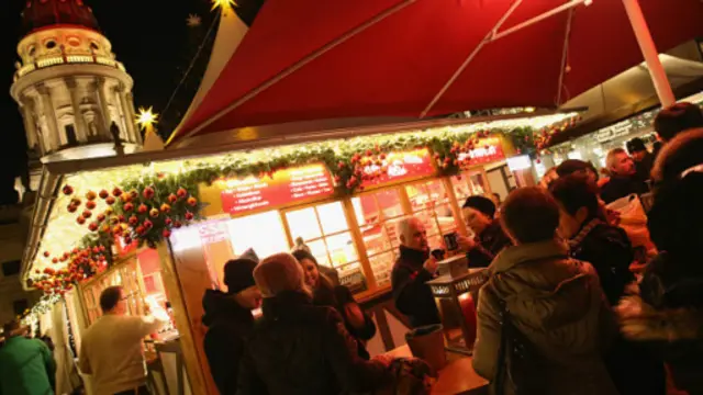 入夜后的圣诞市集。