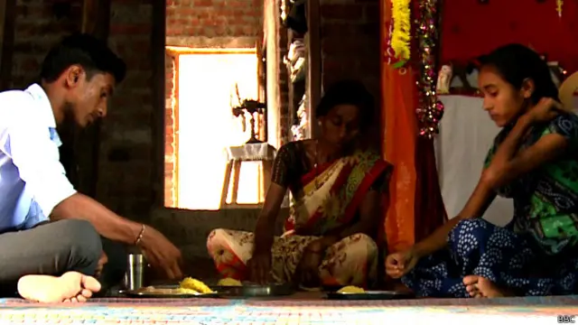 अपने बच्चों के साथ वैशाली