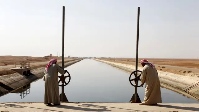 کانال آب که از رود فرات به منطقه نیمه‌بیابانی شرق سوریه می‌رود، نوامبر ۲۰۱۰
