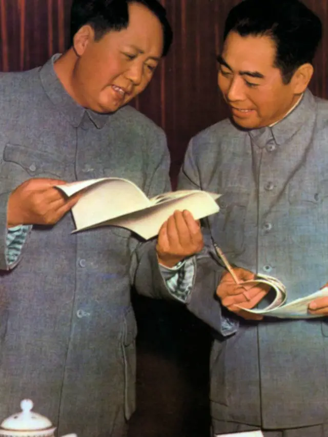 مائو تسه تونگ و چو ان لای کت و شلوار ژونگشان را به خاطر سادگی آن و گزینه ای در مقابل کت و شلوار فرنگی یا لباس های سلطنتی و حکومتی مانچو برگزیدند