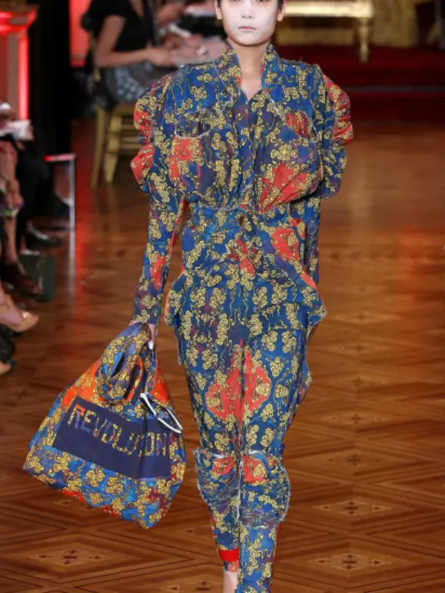 ویوین وستوود و چند طراح مد دیگر با تغییر شکل دادن کت و شلوار مائویی سعی کردند این لباس را که نماد کمونیسم بود به یک کالای مصرفی شاخص بدل کنند