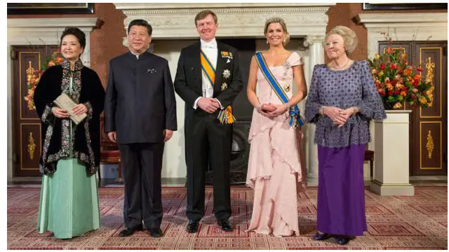 شی جین پینگ رییس جمهور چین، که به اعتقاد برخی پس از مائو بزرگترین کیش شخصیت را خلق کرده، در چند مراسم مهم کت وشلوار مائویی پوشیده است.