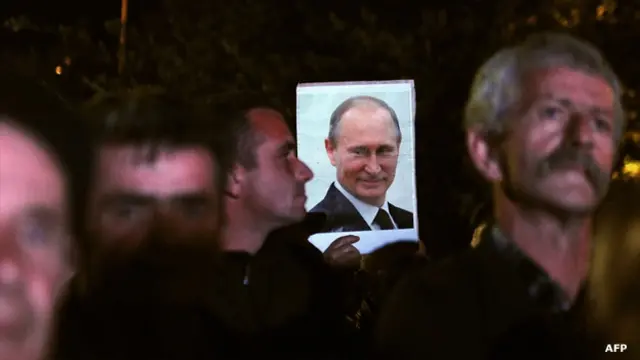 Демонстранты с портретом Путина